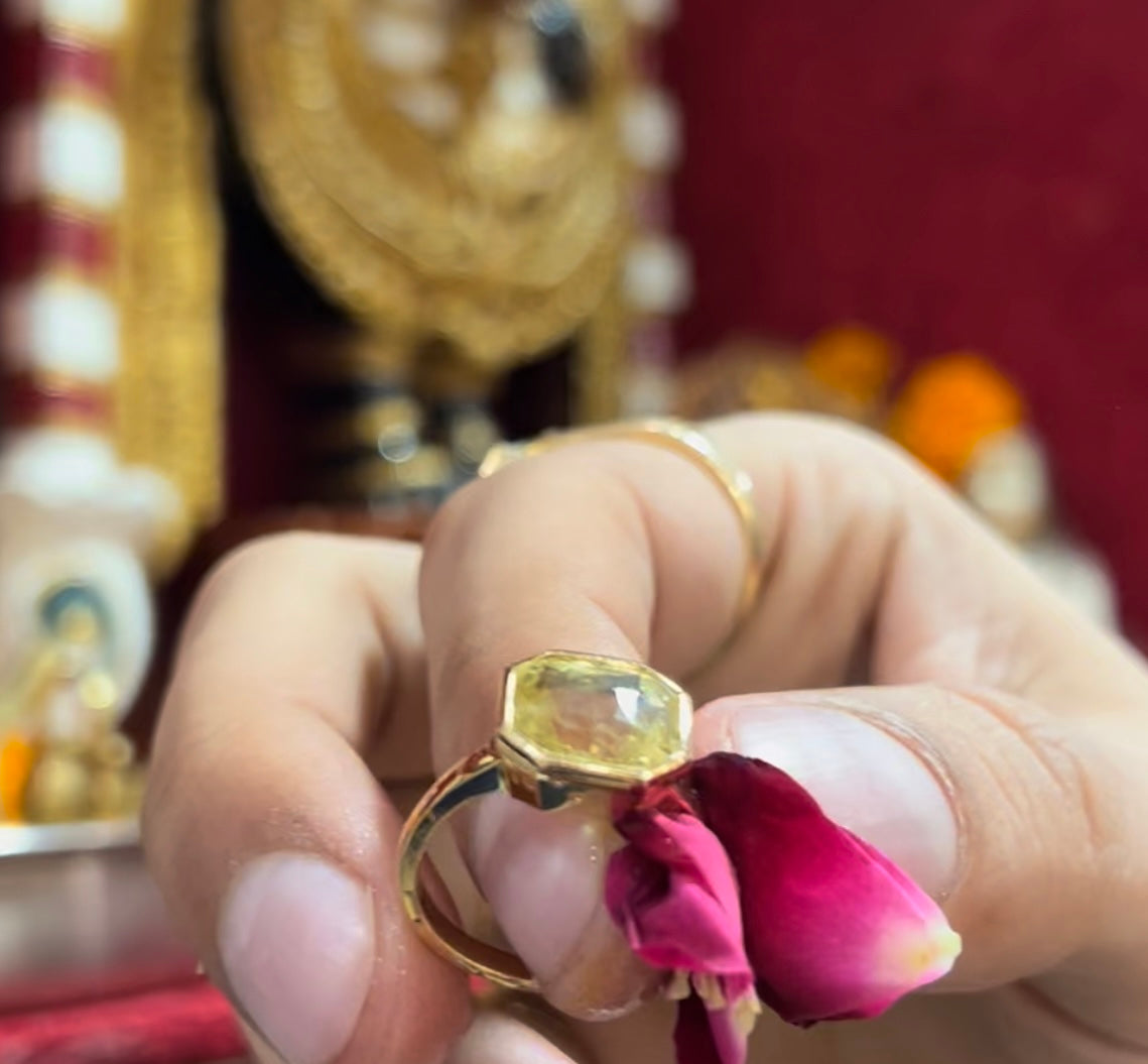 Beautiful gold Pukhraj ring